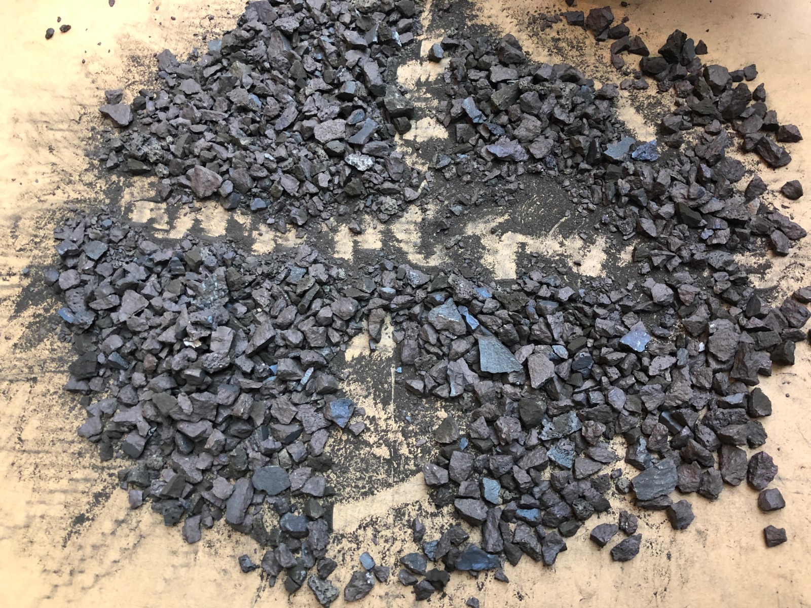 冰鎳，塊狀，銅品位15-30%，鎳品位10-20%