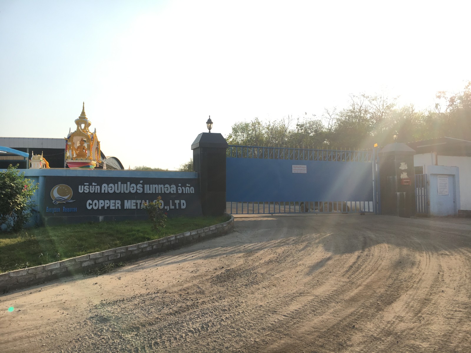 冰鎳，塊狀，銅品位15-30%，鎳品位10-20%